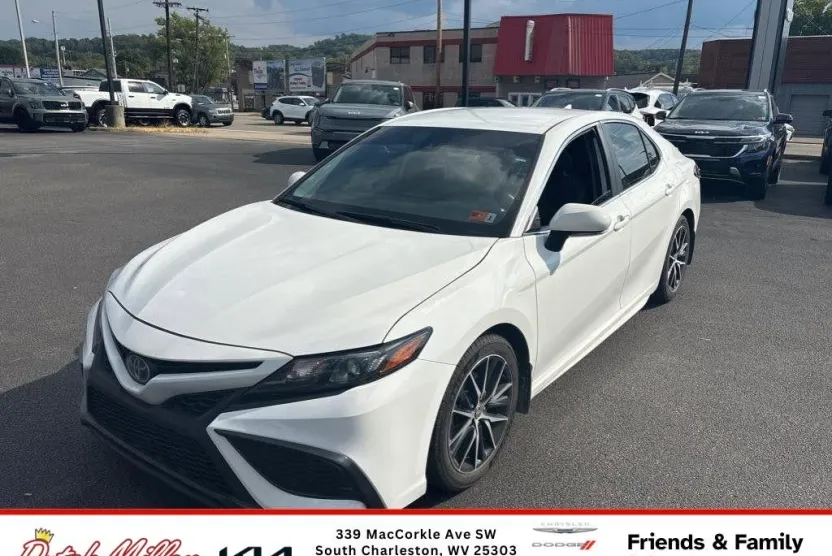 2024 Toyota Camry Hybrid SE photo 1