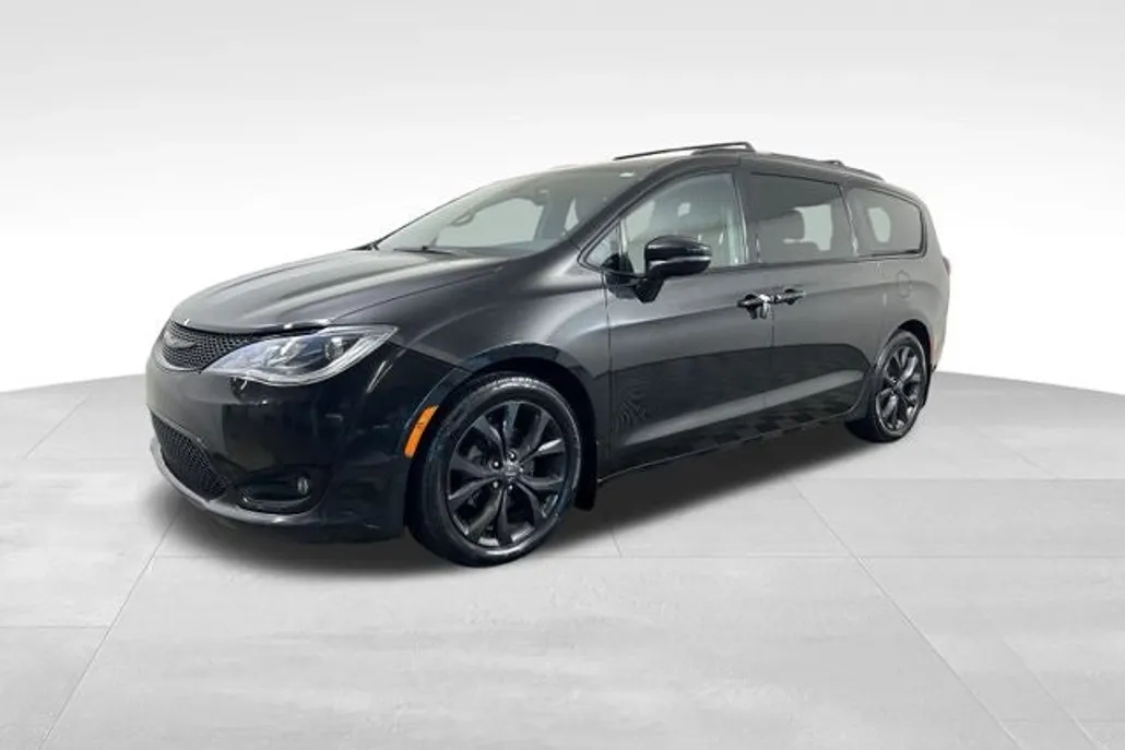 2019 Chrysler Pacifica Limited photo 1