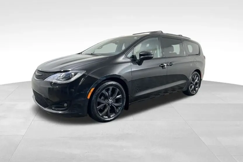2019 Chrysler Pacifica Limited photo 1
