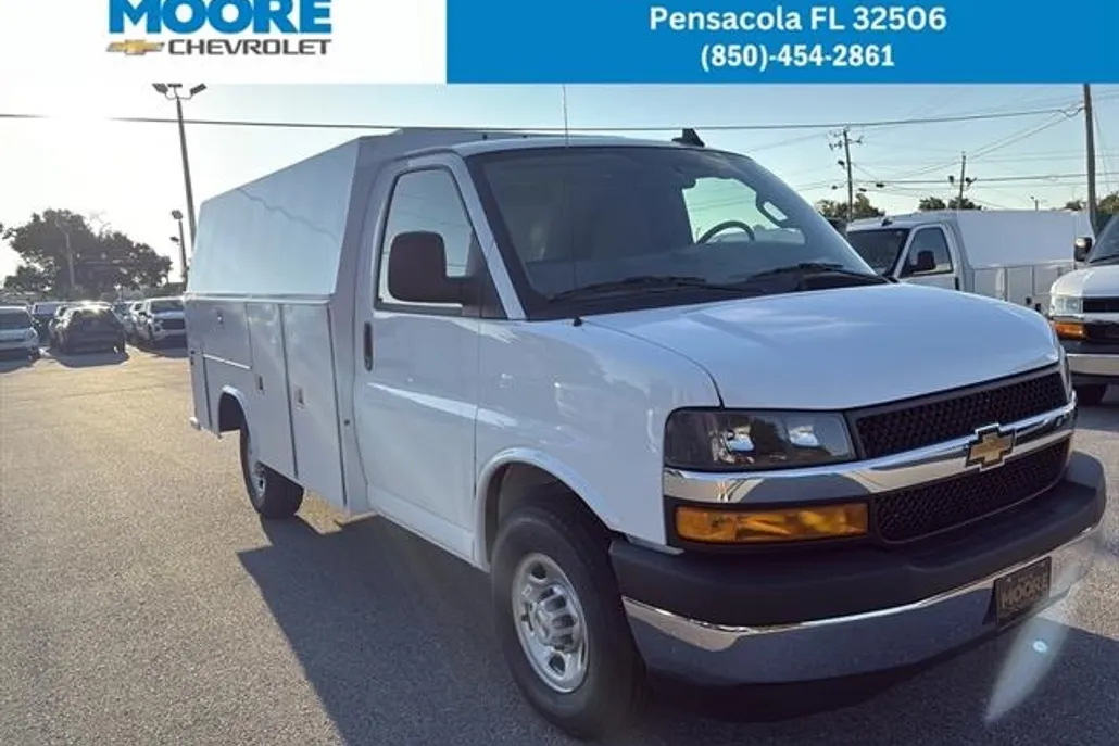 2025 Chevrolet Express Cutaway 3500 photo 1