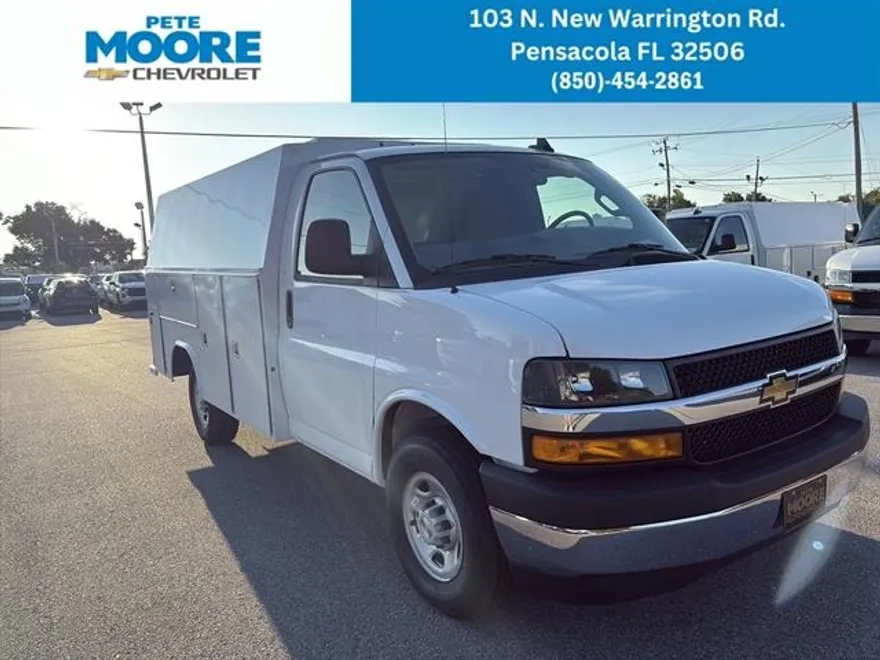 2025 Chevrolet Express Cutaway 3500 photo 1