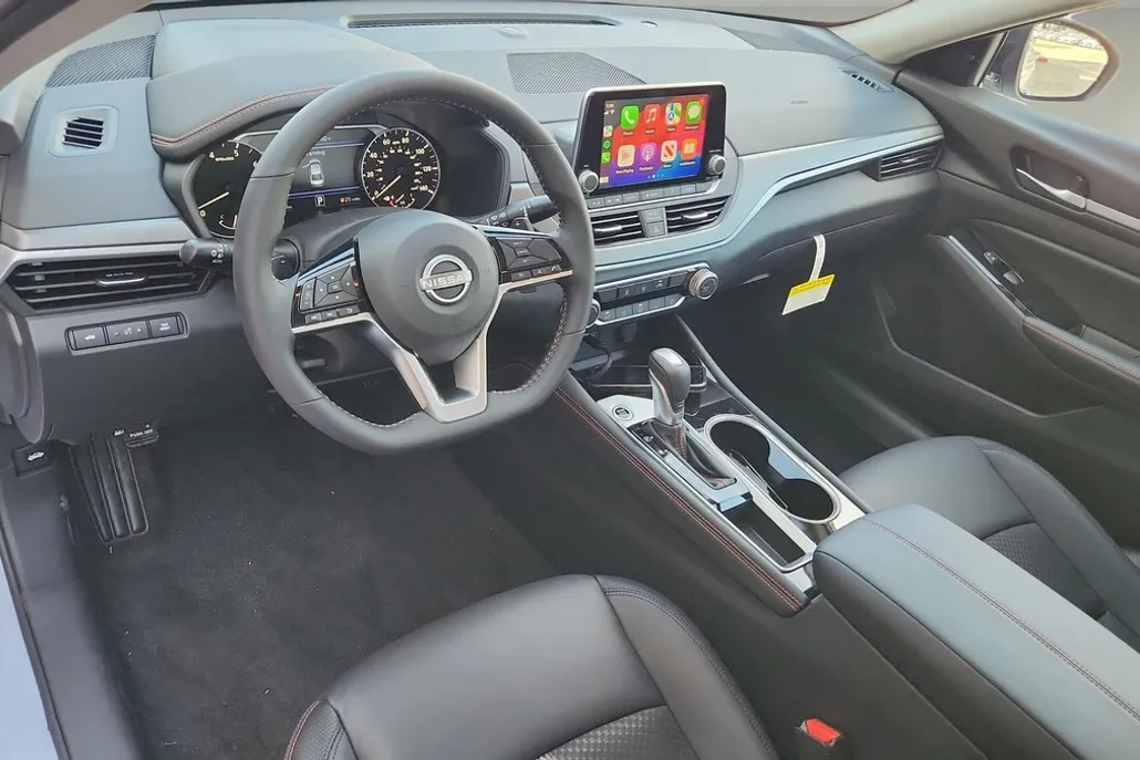 2025 Nissan Altima SR photo 5