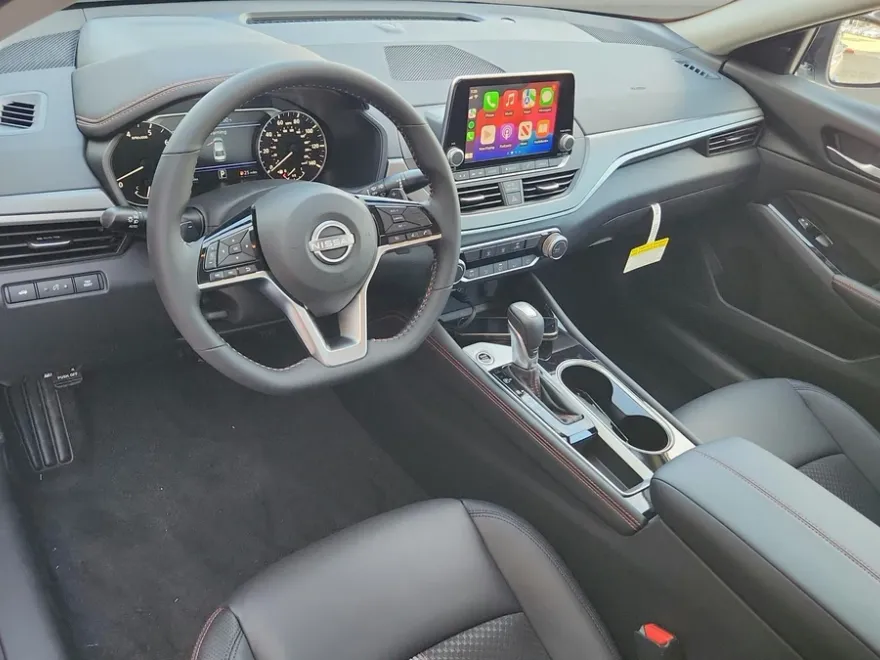2025 Nissan Altima SR photo 5