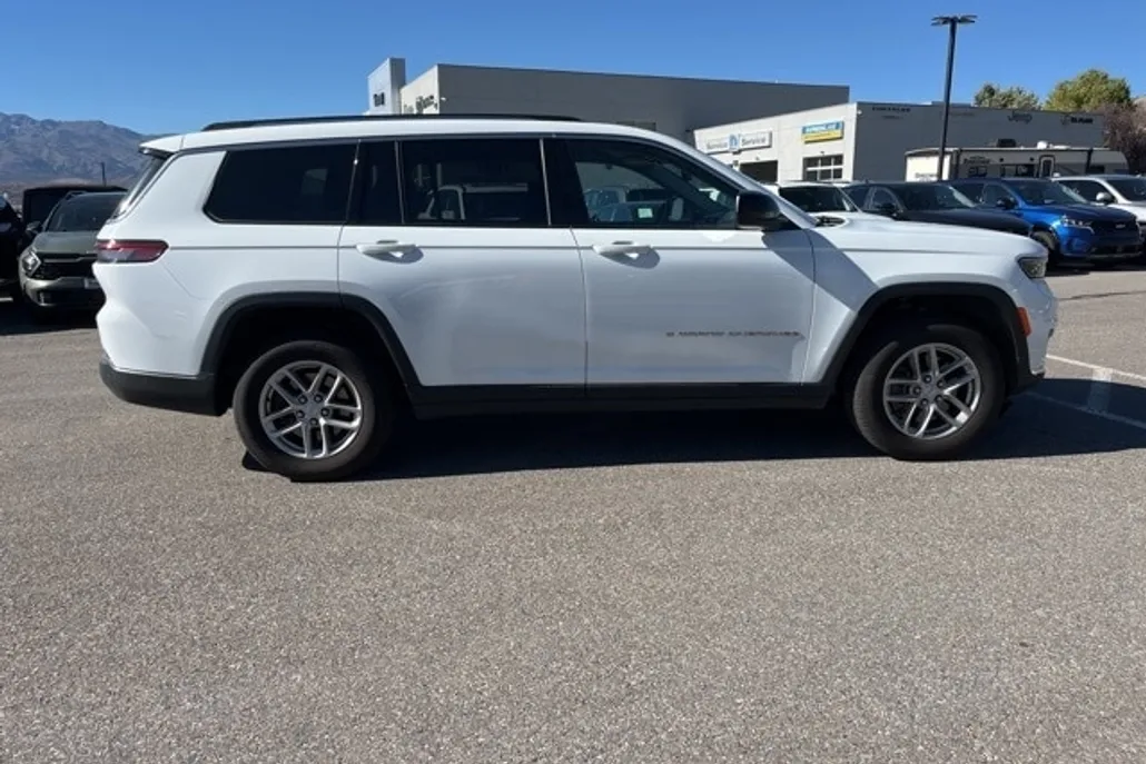 2023 Jeep Grand Cherokee Laredo photo 1