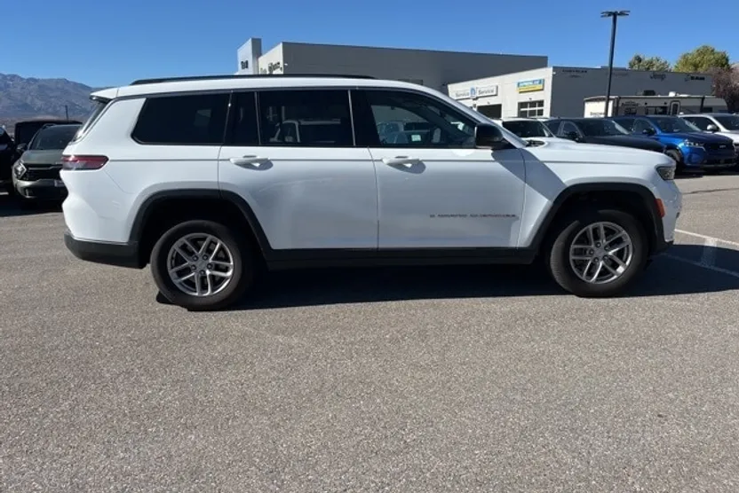 2023 Jeep Grand Cherokee Laredo photo 1