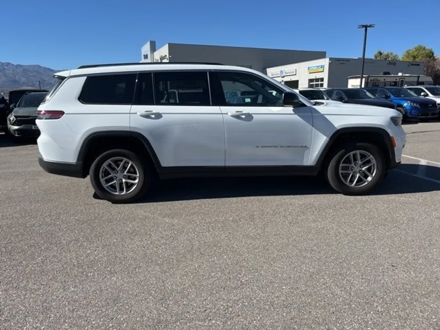 2023 Jeep Grand Cherokee Laredo photo 1