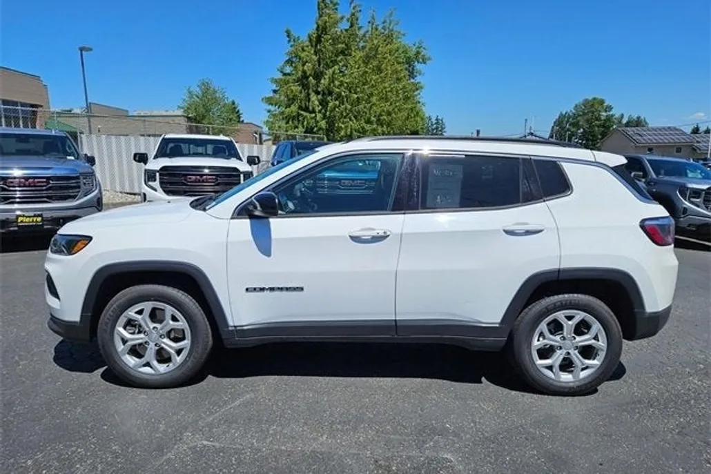 2024 Jeep Compass Latitude photo 1