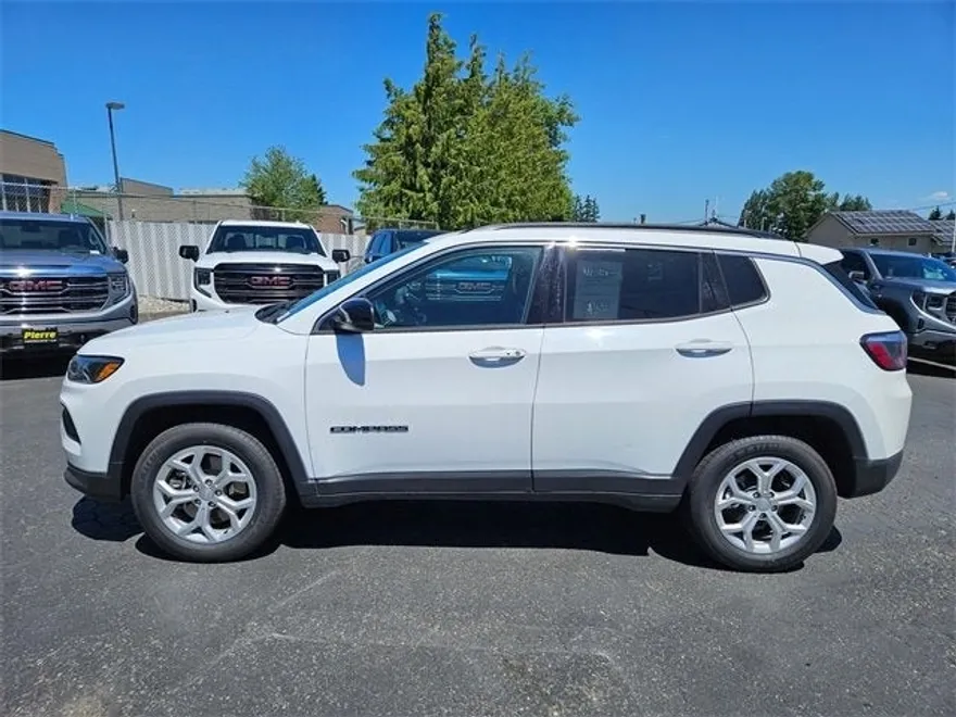 2024 Jeep Compass Latitude photo 1