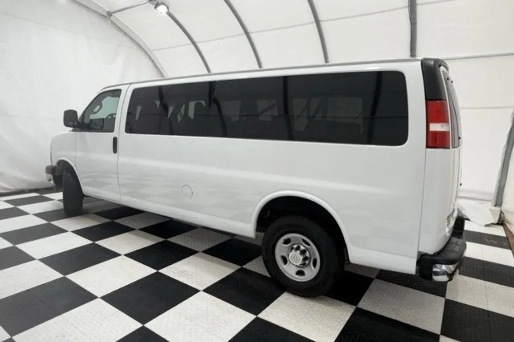 2022 Chevrolet Express 3500 LS Passenger photo 1