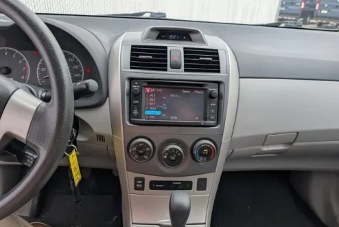 2013 Toyota Corolla LE photo 3