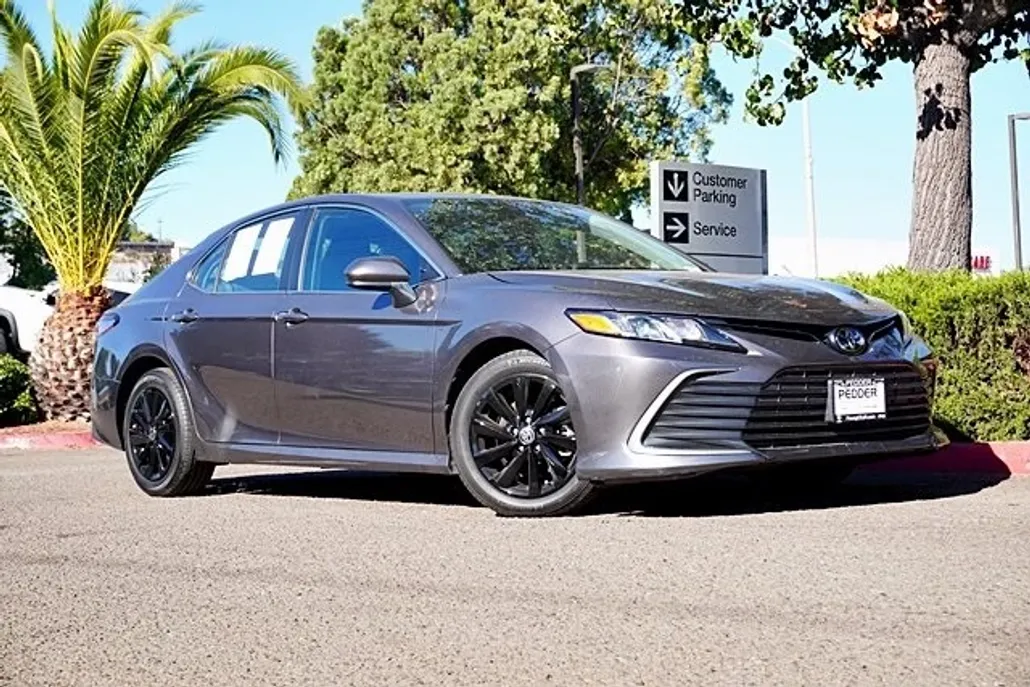2023 Toyota Camry LE photo 1