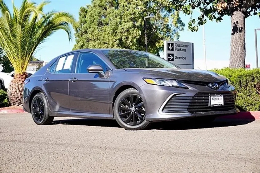 2023 Toyota Camry LE photo 1