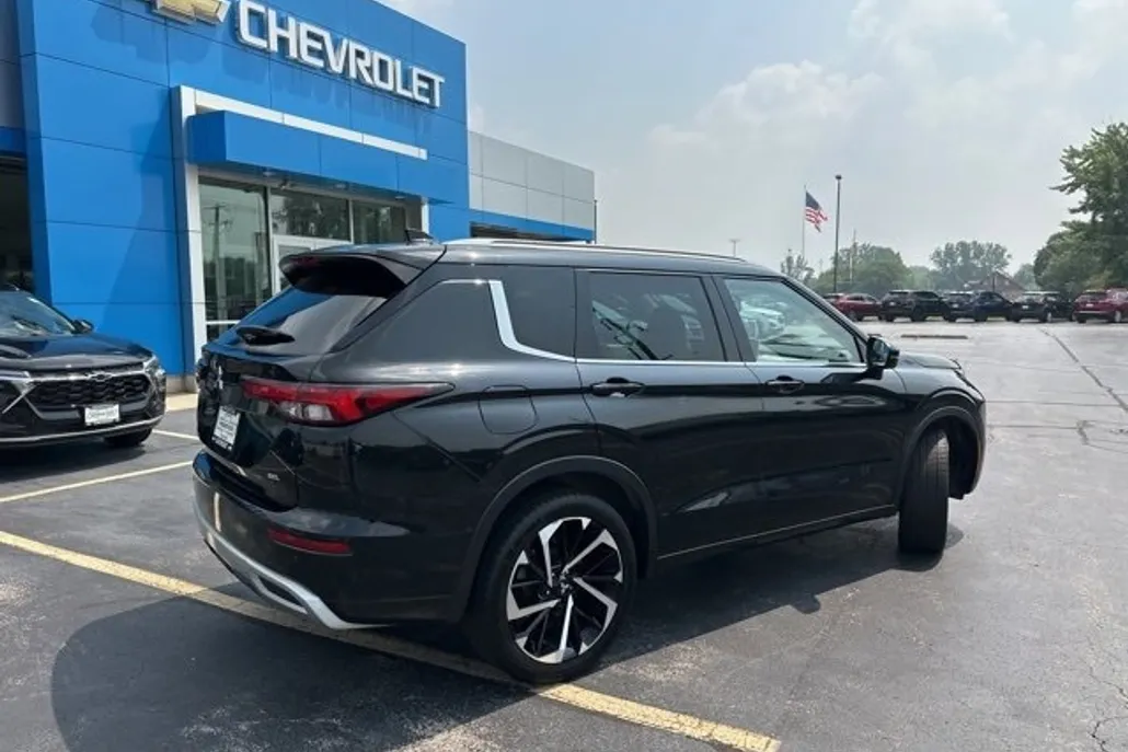 2023 Mitsubishi Outlander SEL photo 1