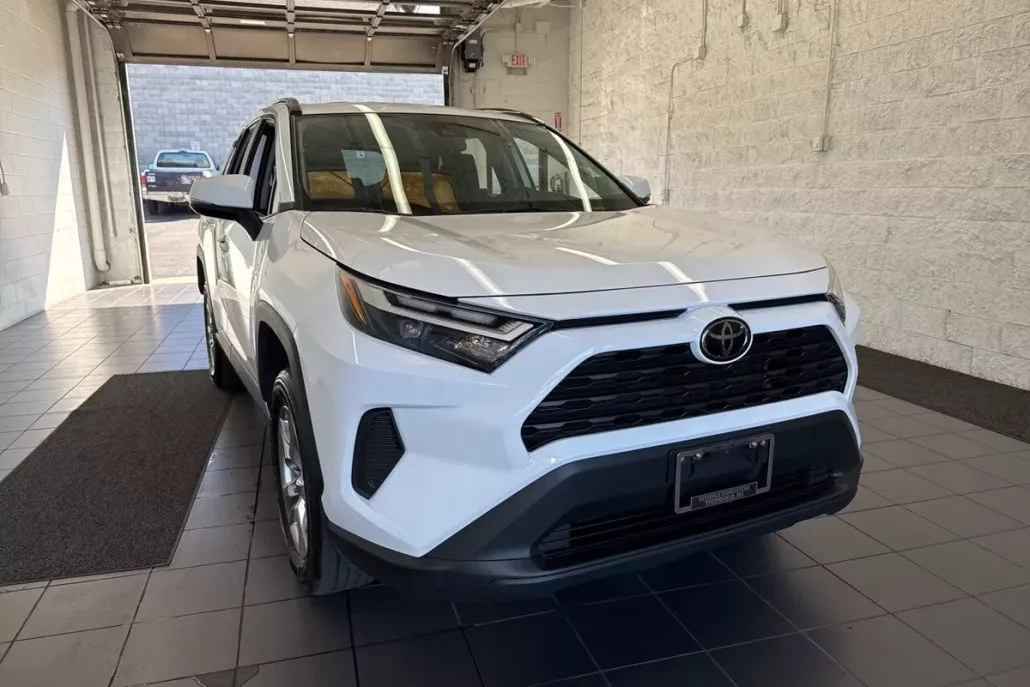 2024 Toyota RAV4 XLE photo 1