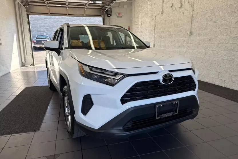 2024 Toyota RAV4 XLE photo 1