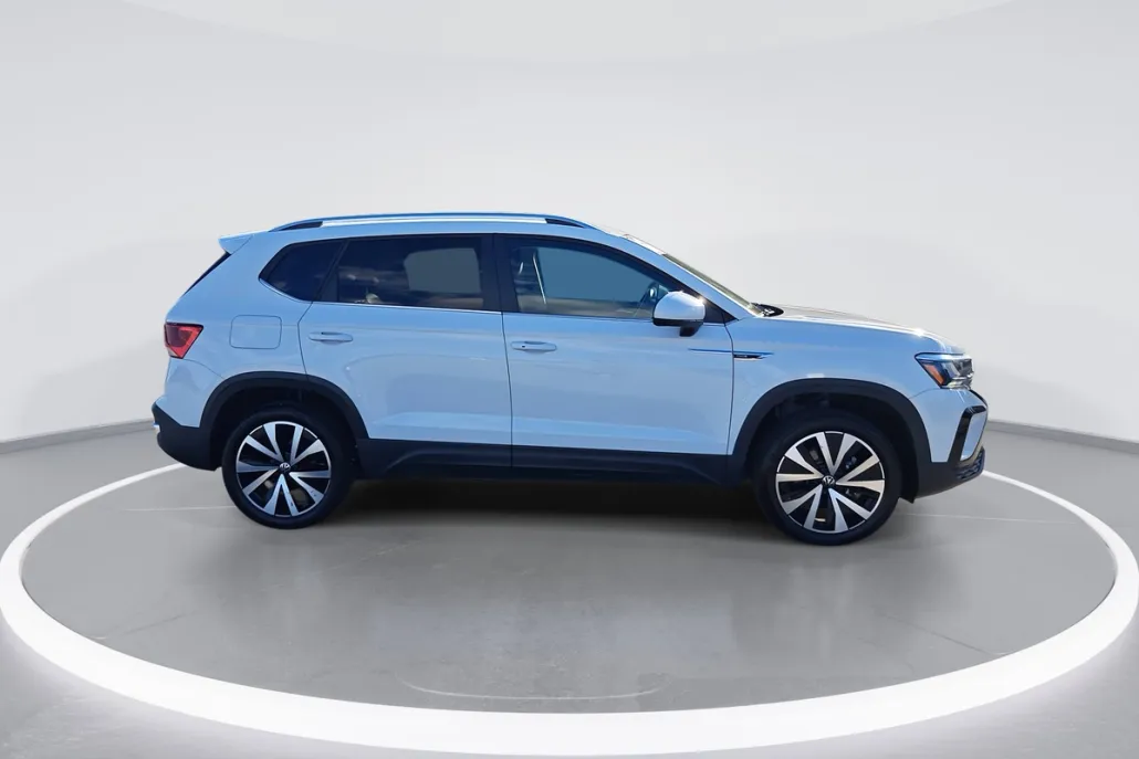 2024 Volkswagen Taos SE photo 1
