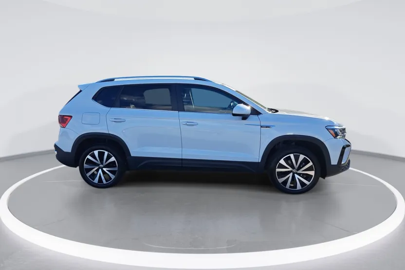 2024 Volkswagen Taos SE photo 1