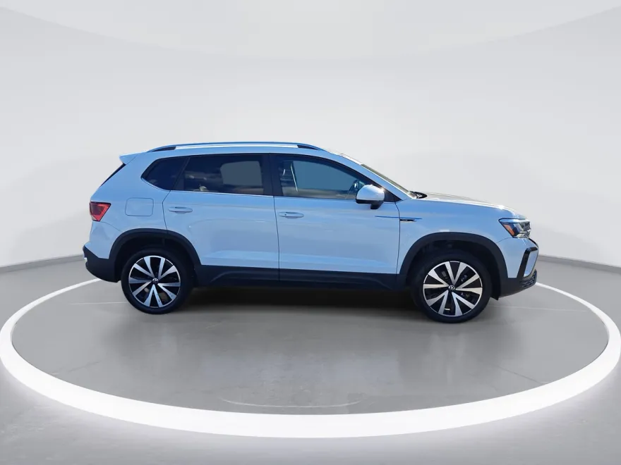 2024 Volkswagen Taos SE photo 1