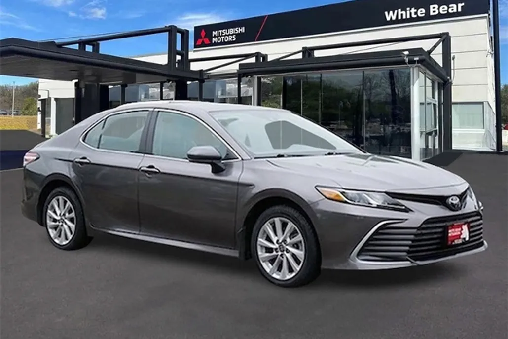 2023 Toyota Camry LE photo 1