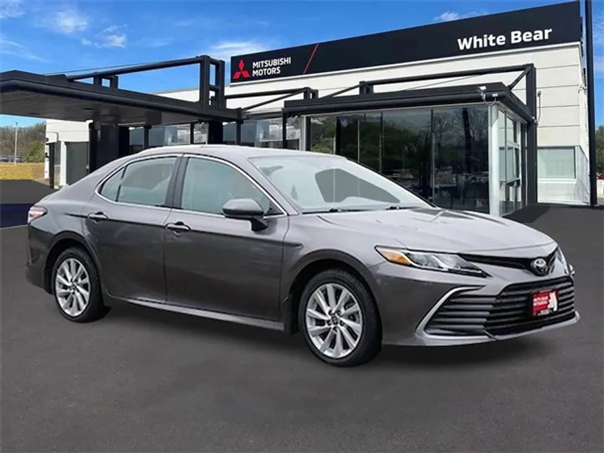 2023 Toyota Camry LE photo 1