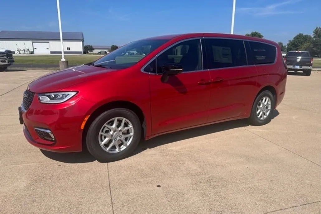 2026 Chrysler Pacifica photo 1