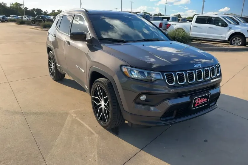 2024 Jeep Compass Latitude photo 1