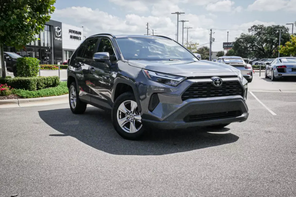 2022 Toyota RAV4 XLE photo 1