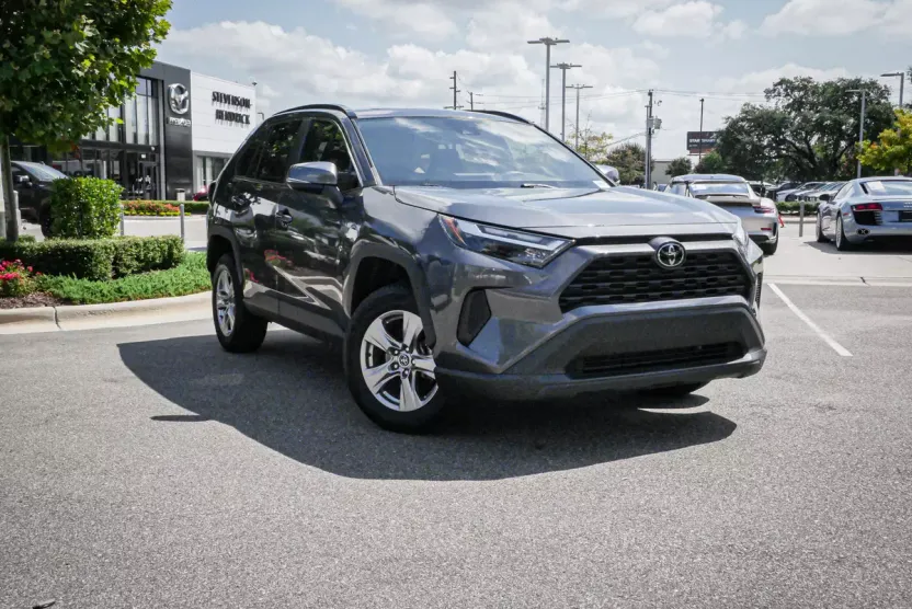 2022 Toyota RAV4 XLE photo 1