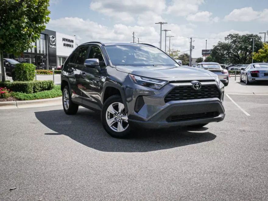 2022 Toyota RAV4 XLE photo 1