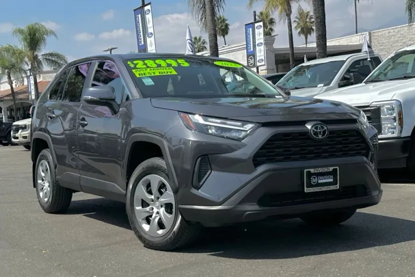 2023 Toyota RAV4 LE photo 1
