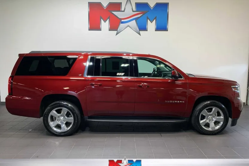 2020 Chevrolet Suburban LT photo 1