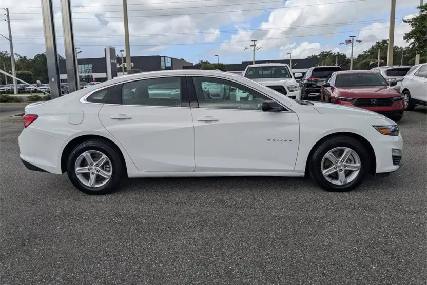2022 Chevrolet Malibu LS photo 1