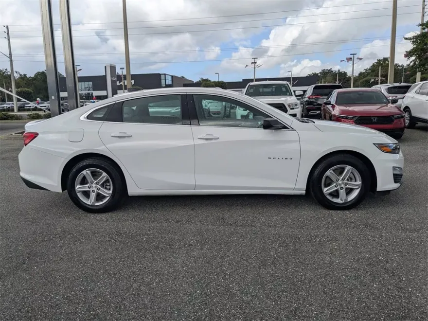 2022 Chevrolet Malibu LS photo 1