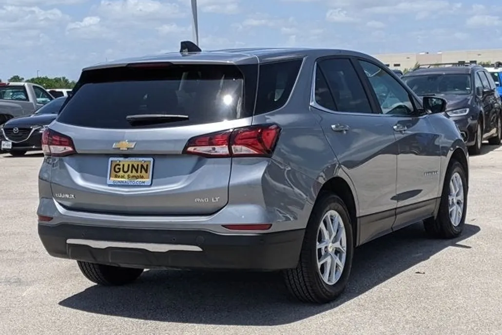 2023 Chevrolet Equinox LT photo 1