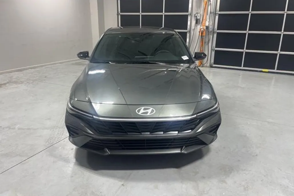 2025 Hyundai Elantra SEL Sport photo 1