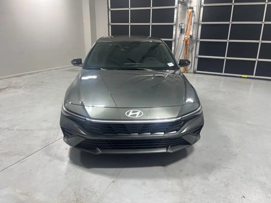2025 Hyundai Elantra SEL Sport photo 1