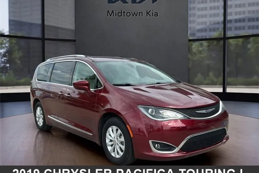 2019 Chrysler Pacifica Touring L photo 1