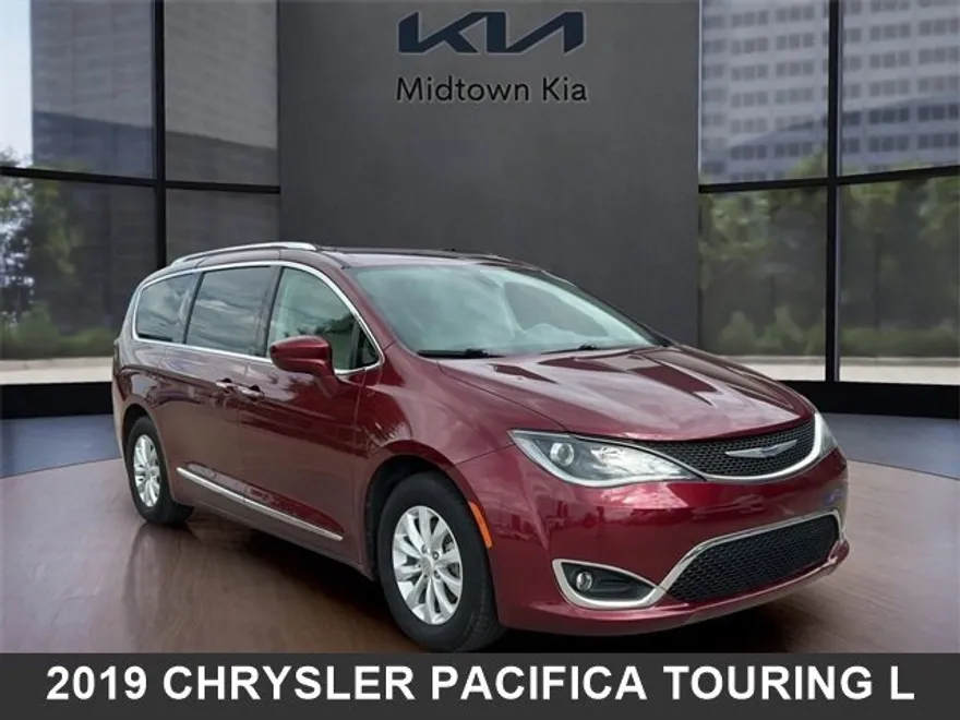 2019 Chrysler Pacifica Touring L photo 1