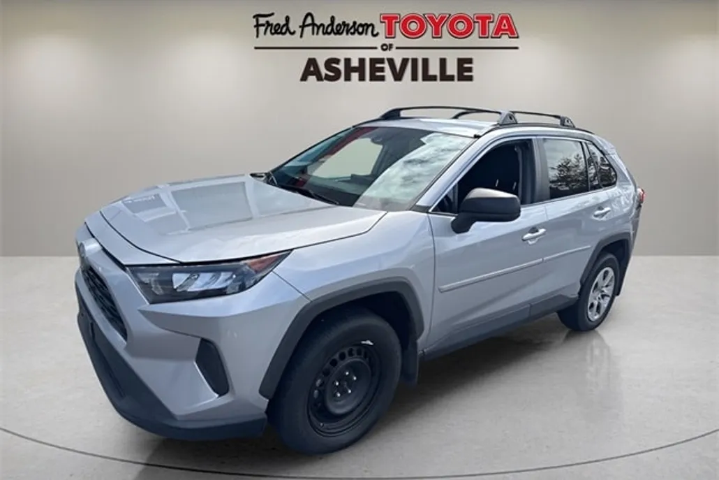 2020 Toyota RAV4 LE photo 1