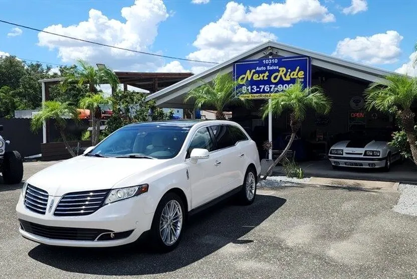 2018 Lincoln MKT Reserve photo 1