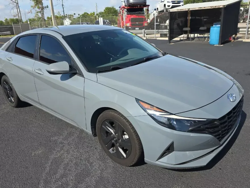 2021 Hyundai Elantra SEL photo 1