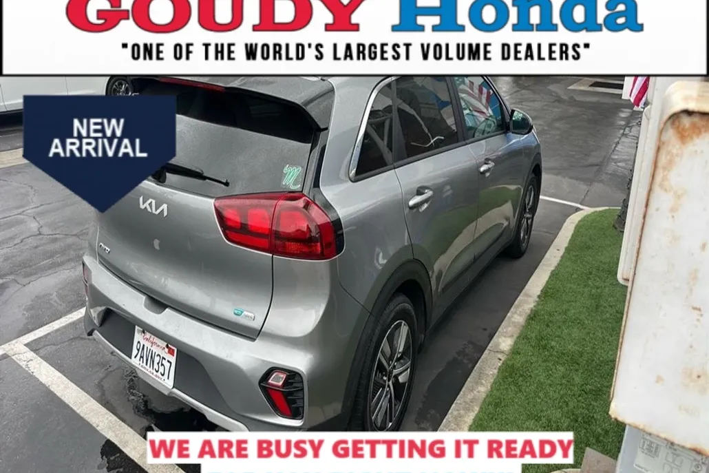 2022 Kia Niro LXS photo 1