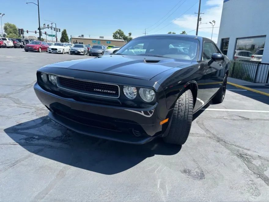 2014 Dodge Challenger SXT photo 1