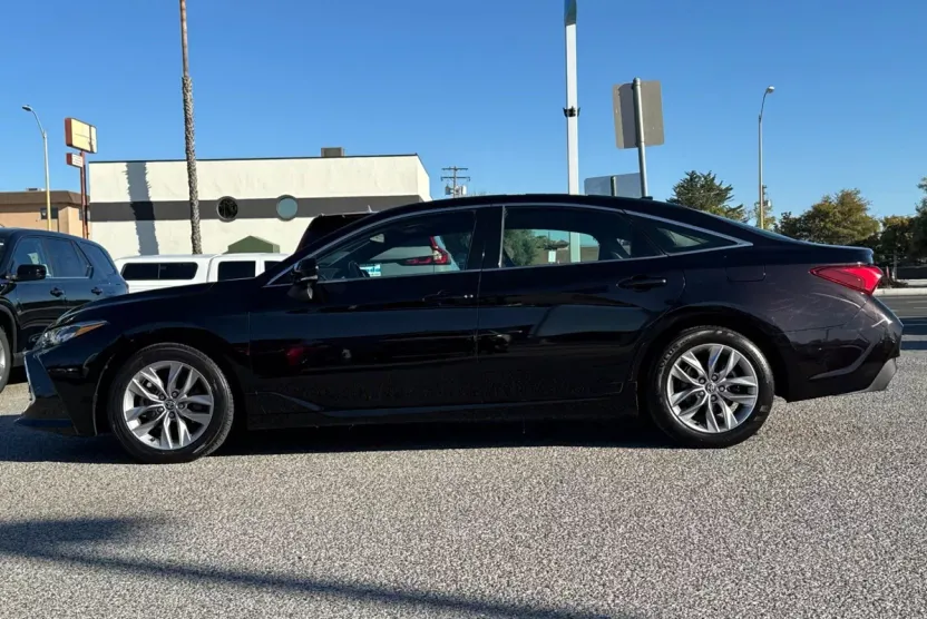 2022 Toyota Avalon XLE photo 1