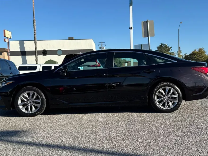 2022 Toyota Avalon XLE photo 1
