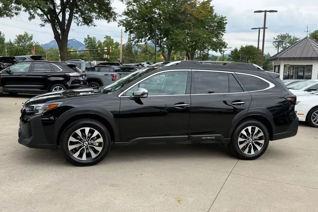 2023 Subaru Outback Touring photo 1
