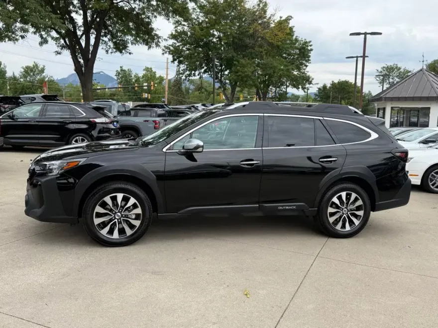 2023 Subaru Outback Touring photo 1