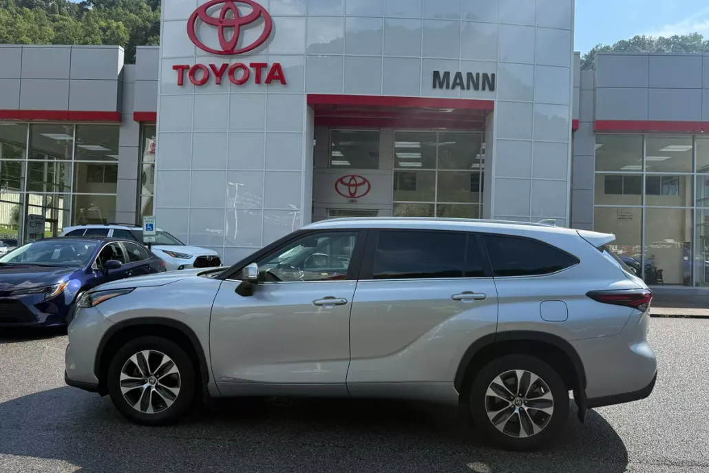 2024 Toyota Highlander Hybrid XLE photo 1