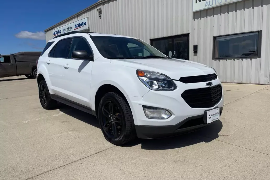 2017 Chevrolet Equinox LT photo 1