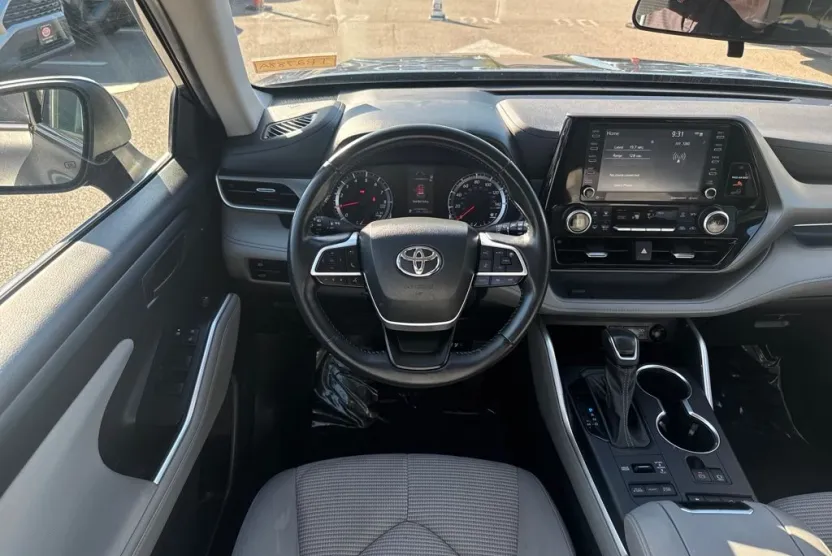 2022 Toyota Highlander LE photo 1